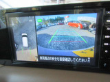 【アラウンドビューモニター装備】 バックカメラによる後方の確認だけでなく4つのカメラで真上から見ている様に周囲360度を写し出し、自車周辺の詳細な状況を確認出来ます。狭い場所での取り回しも安心です。