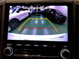 バックカメラの画像です。ガイドラインがスムースな車庫入れをサポートいたします。車庫入れの安心感がアップしますね。