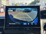 後方の映像とガイド線を画面に表示し、駐車時に周囲との距離感を確認する目安になります。車庫入れや狭い場所での後退時に、後方確認をサポートします。