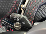 MINIの運転席操作部は、中央に構えるディスプレイが最大の特徴です。航空機を思わせるトグルスイッチなど、直感的で遊び心のあるメカニカルな操作感が、ゴーカートのような走りの高揚感を高めます。