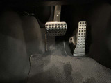 当店でお車をご購入のお客様はオーナー様専用保険「メルセデス・ベンツ保険」にご加入頂けます。飛来物によるフロントガラス破損やパンクによるタイヤ交換の際に、修理費用の一部をお支払いしております。