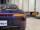 911らしいワイドなスタンスとスポーティーなデザインが印象的なリアビューです。