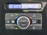 オートエアコンは温度を設定するだけで、自動で風量などを設定してくれます。運転しながら操作も必要ないので、安全性も向上します。