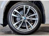 BMWの純正アロイホイールは軽量かつ強度にも優れているホイールで走行性能を引き上げる設計になっております。足元にもBMWは妥協がなくこだわっている個所になります。