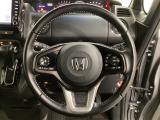 ハンドルにHondaセンシング系のクルーズコントロールやレーンキープアシストなどのスイッチと、オーディオの操作スイッチが装備されています。ハンドルから手を離さず安全に操作できます。