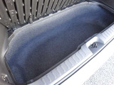 フロアの下にも荷物などを収納できるサブトランクも備えています。荷室内で散らかりがちな荷物を整理整頓なんてのもイイですね♪