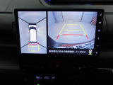 【パノラマモニター】上からの映像を表示。前後左右のカメラで合成し、運転席からの目視だけでは確認しにくい状況をリアルタイムで見晴らせます