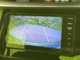 後方の様子を画面で確認しながら駐車を進められるため、車庫入れや狭い場所での取り回しをサポートします。目安となるラインも表示され、周囲を確認する際に役立つ装備です。