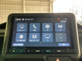 画面にはナビや電話、ラジオ、テレビなどのメニューが並び、必要な機能を選びやすい表示です。タッチ操作で項目を確認でき、移動中の案内や休憩中の音楽選びなど、日常の車内で役立ちます。