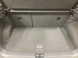 ●すっきりとした見た目のスクエア形状のラゲッジスペースです。また荷物が多い時、急なお買いものの際にもリヤシートを倒していただくことにより十分なスペースを確保できます。