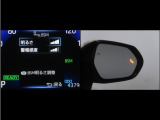 隣車線を走る車両をレーダーで検知し、ドアミラーでは確認しにくい後側方エリアに存在する車両に加え、急接近してくる車両も検知します。車両を検知するとドアミラーに搭載されたLEDインジケーターが点灯します。