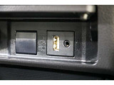 スマホやiPodを直接カーオーディオに接続し、音楽を高音質で楽しめるAUXを装備。iPhoneやスマホのデータ通信や、給電などに便利なUSBポートも装備。車内にあると便利なアイテムですね!