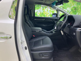 運転席と助手席にゆったりとした座面が備わり、前方や周囲を見渡しやすい運転席まわりです。落ち着いた色合いの室内で、乗り降りの際にも車内の広さを感じていただけます。