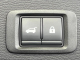【パワーバックドア】スマートキーや運転席のボタンを押すだけでリアゲートが自動で開閉します!荷物を持っている時や、高い位置にあるバックドアを閉める際に便利な機能です♪
