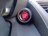 ENGINE START/STOPスイッチは右手側にあります。左手側にはSPORTスイッチが配置されています。