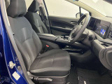 ゆったりと座れる運転席シートですのでストレスなく運転が出来ますよ!