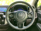握りやすい形状のステアリングに各種スイッチを備え、運転姿勢を保ったまま手元で操作しやすい配置です。メーターや画面も視界に収まり、運転時の使い勝手に配慮されています。