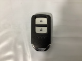 スマートキーを装備しています。鍵を差し込むことなくドアロックの開け閉めと、スタートボタン操作でのエンジンスタートができます。