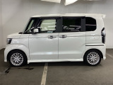 限られたスペースでも、スライドドアなら開閉がスムーズ!隣の車や壁にぶつかる心配がありません。