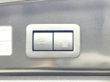 【パワーバックドア】スマートキーや運転席のボタンを押すだけでリアゲートが自動で開閉します!荷物を持っている時や、高い位置にあるバックドアを閉める際に便利な機能です♪