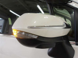 ターンランプ付きミラーは対向車、歩行者からの視認性UPで安全性が高まります。スタイリッシュなデザインで人気な装備です。