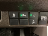 ハンドルの右側にはヘットライトリベライザーとHondaセンシング用のメインスイッチがついています。ヘッドライトリベライザーは道路状況や積荷の加重に応じてライトの高さを調節できます。