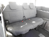 ★3列目シート★座面の位置を高くし、車内全体を見わたせる爽快な視界です。ソファーのようなメランジ調のシート表皮を採用。汚れが目立ちにくく、いつでもみんなが心地よく過ごせる空間となっています!