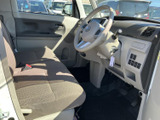 明るい色合いのシートと落ち着いた室内色で、運転席まわりは見渡しやすい印象です。座面もゆったりとした形状で、毎日の移動を心地よく過ごせそうです。