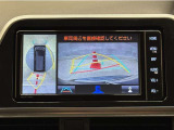 真上から見下ろしたような視点で車とその周囲を確認出来る画面と、車両後方を映し出すバックモニター画面の2つを表示してくれます。
