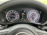 左右に配置されたメーターと中央の表示部で、運転に必要な情報をまとめて確認できます。表示や目盛りが見やすく、走行中も視線を移す時間を抑えやすい構成です。