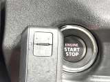 【キーレススタートシステム】カバンやポケットに入れたままでもドアの施錠・解錠が可能なスマートキーを装備。エンジンのオン・オフ時もカギを取り出す必要が無いからとっても便利です♪