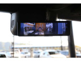 ミラーに加え、ボディ後部に装着された高精細カメラで車体後方をモニターし、ディスプレイに表示させる事で安全に後方確認が出来ます。