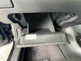 グローブボックスの他にも収納をご用意してます。車内をスッキリ見せることができます。