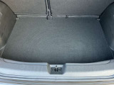バックドアは大きく開きます。定員乗車時でも十分広いラゲッジスペースを確保しています