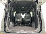 3列目シートは跳ね上げ式で折りたたみ可能です。キャンプ用品など大きな荷物もばっちり収納可能です!