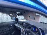 運転席・助手席ともにバニティミラーを備えた大型サンバイザー