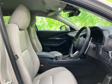 明るい色合いのシートが、運転席まわりに開放的な雰囲気をもたらします。前方の視界も確保しやすく、座ったときの落ち着きや車内の清潔感が伝わる空間です。