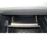 【グローブボックス】取り出しやすくしまいやすい収納スペースです!ティッシュやペットボトル当、用途に合わせた収納が可能ですので使い方はあなた次第!