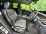 運転席まわりには十分なスペースがあり、大柄な方でもゆったり運転していただける環境です。
