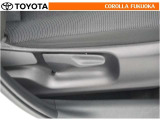 運転席シート上下アジャスター付き。ドライバーの背丈に合わせて調整できます。