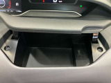 運転席前にUSBソケット付き収納あり★スマートフォンの充電も出来き便利です!