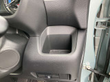運転席側のドリンクホルダー。助手席にも、同様にドリンクホルダーが、ございます。
