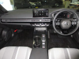 握りやすいハンドルには、オーディオコントロールとクルーズコントロールスイッチが装備されており、ハンドルから手を離さずに操作が出来ます。感覚で操作ができて便利で安全ですね!