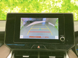 画面には車両後方の映像と目安となるガイド線が表示され、駐車時の後方確認をサポート。画面上で位置関係を把握しやすく、切り返しや駐車の際にも便利です。