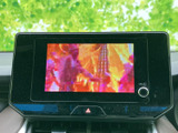 停車中に映像を視聴できる画面を備え、休憩や待ち時間を車内で過ごす際に活用できます。画面表示が見やすく、車内でのひとときを快適に楽しめる便利な装備です。
