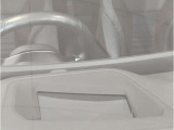 【ヘッドアップディスプレイ】現在の車速表示や目的地へのルート案内やメディア関連のリストを表示する事が可能です。視線移動を減らす事によりドライブに集中して頂けます。
