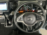 【ハンドル】運転にかかわる様々な操作を安全に行えるように視点移動が少なく操作性に配慮されたスイッチ類が凝縮されたコックピットです。