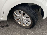 純正アルミ付き!タイヤの溝はまだありますが、実車確認の際にご確認くださいませ。ご希望あればタイヤの交換も承っております。