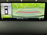 後方の映像に加えて車両周囲の様子も画面で確認でき、駐車時の周辺確認をサポートします。ガイド表示を目安にしながら、ゆっくりと後退する際に活用できる装備です。