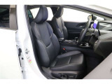 運転席はレバー操作で簡単にシートポジションを変更できるパワーシートです。登録しておいたドライバー2名分のシートポジションに自動で調整してくれるポジションメモリーも備えています。